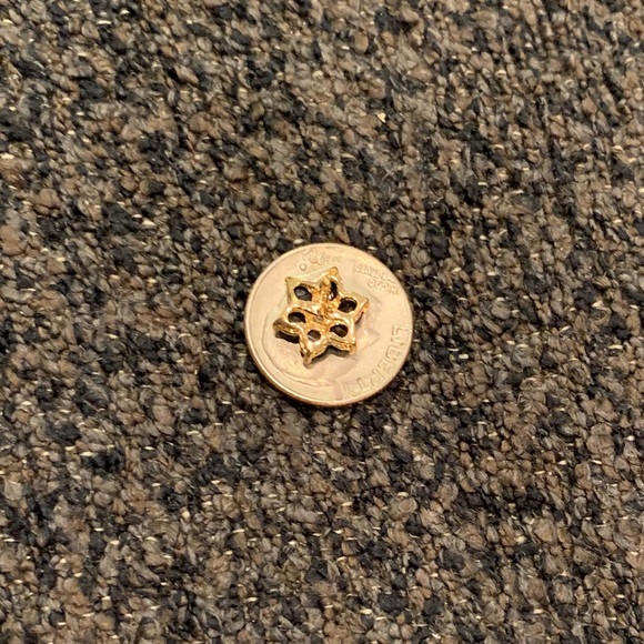 NWOT Saphire and Diamond flower earrings - Picture 4 of 4